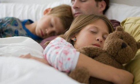 婴儿睡脑袋睡到几个月不用再睡了？婴儿睡脑袋用什么枕头？