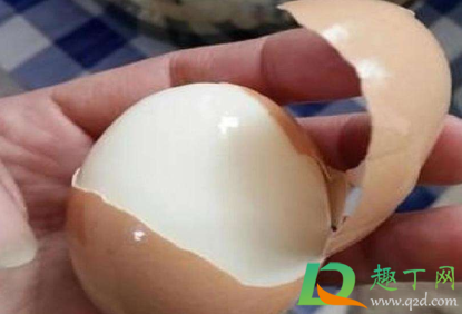洗过的鸡蛋更容易坏原因是什么？煮鸡蛋之前可以洗外壳吗？