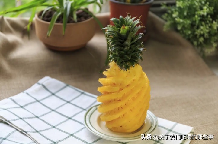菠萝和凤梨区别（菠萝和凤梨是一种水果吗？到底有啥区别？终于讲明白了，别再被骗）