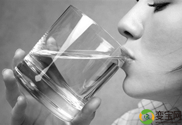 用塑料杯喝水（用塑料杯子喝热水有害吗 看专家解释）