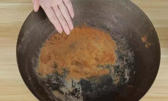 家里的铁锅用完后老生锈？教你一招，除锈干净不反复，天天用新锅