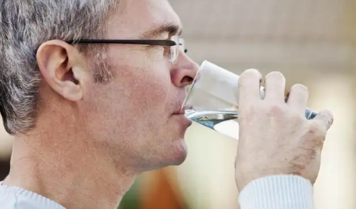 大量喝水一个星期尿酸低了真的假的（长期尿酸高的危害）