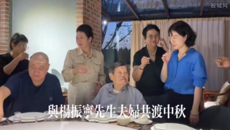 99岁杨振宁带妻子聚会与翁帆眼神交流下指令（敬酒后不喝引热）