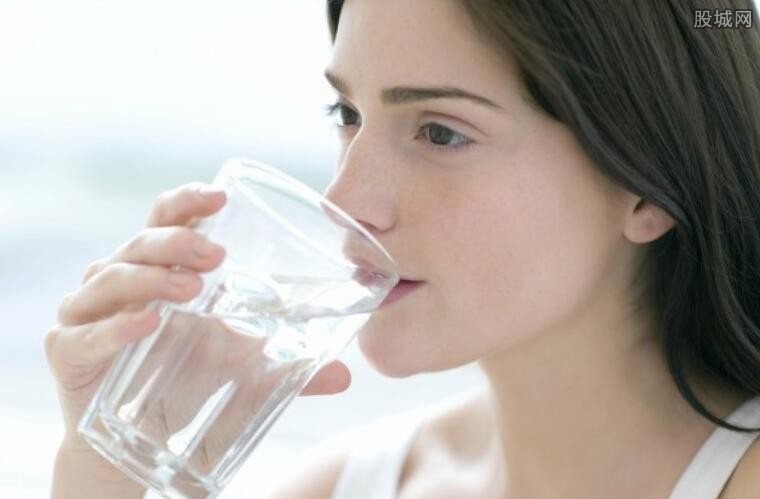 一喝水就有尿的人和喝水多没尿的人哪个更健康（看完涨知识了）