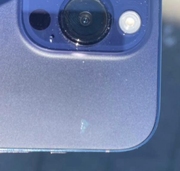 iPhone 14 Pro 暗紫色似乎有工艺缺陷 磨砂层脱落