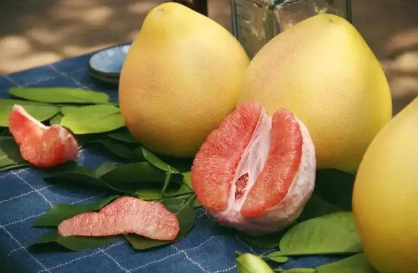 一个柚子的热量相当于多少饭的热量（一次吃整个柚子会胖吗）