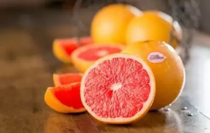 葡萄柚和红心柚哪个好吃（怎么快速辨别葡萄柚和红心柚）