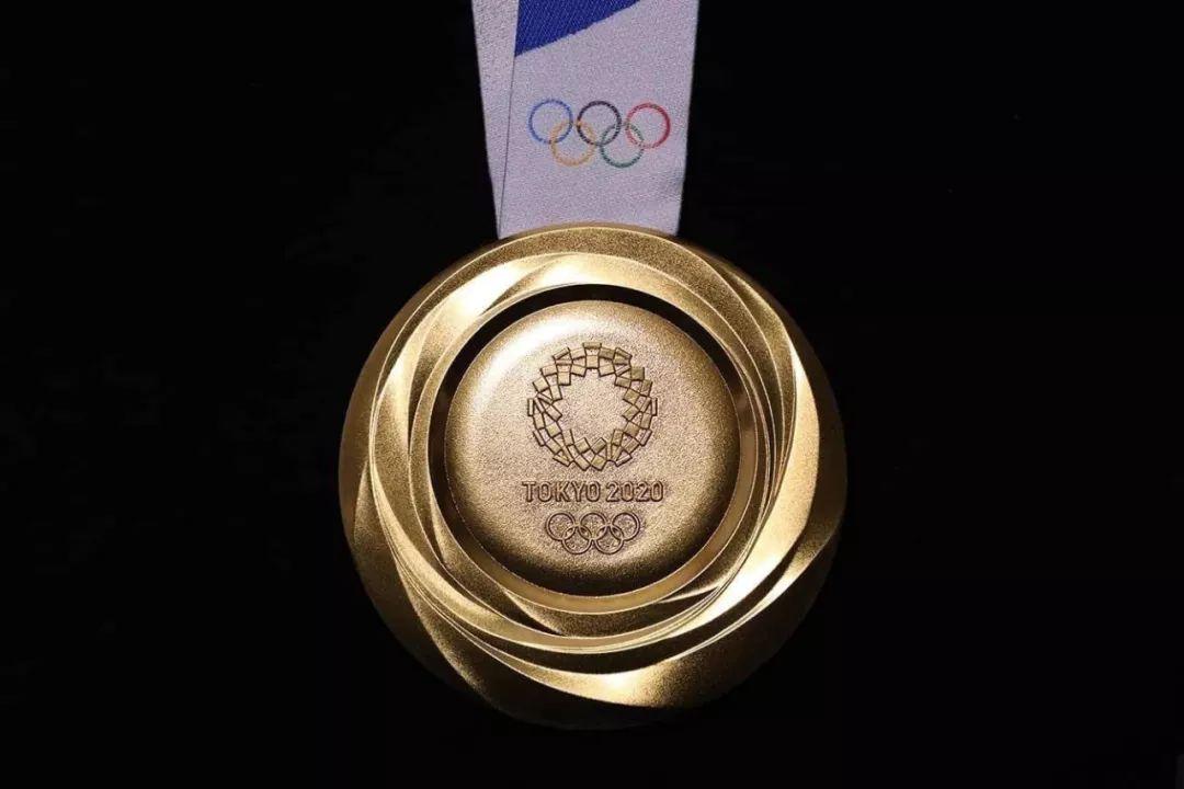 奥运金牌是纯金吗（奥运会的金牌是纯金打造的吗？为什么冠军拍照的时候喜欢咬一口？）