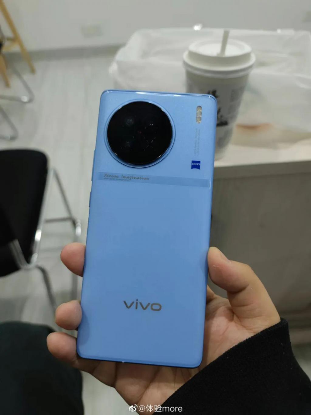 vivo X90 系列三色真机图曝光：蓝玻璃与红黑素皮
