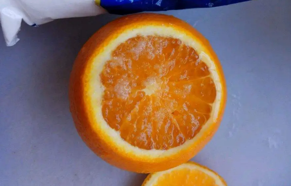 冰糖炖橙子还是盐蒸橙子好（橙子怎么吃营养价值高）