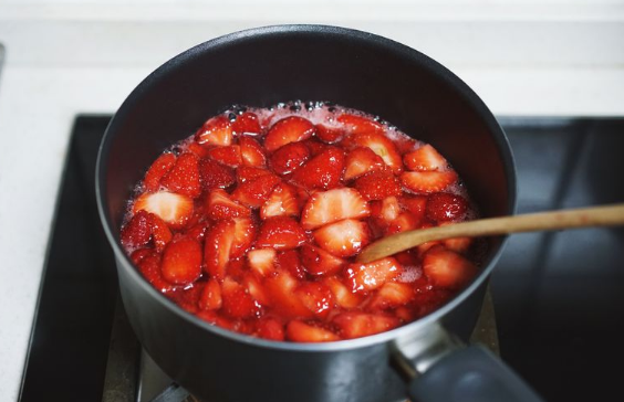 草莓熬冰糖有什么功效和作用（吃草莓的注意事项）