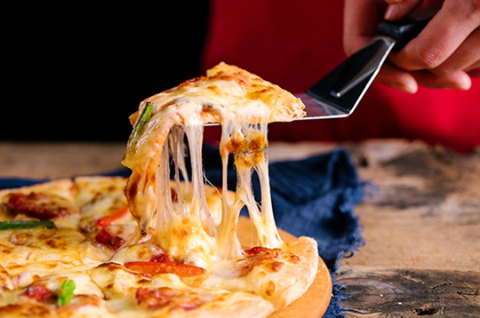 披萨拉丝的东西是奶酪还是芝士（吃披萨会不会长胖）