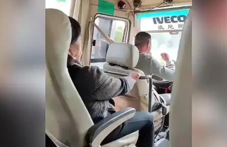 客车司机开车途中嗦粉吓坏乘客（看交警回应！）
