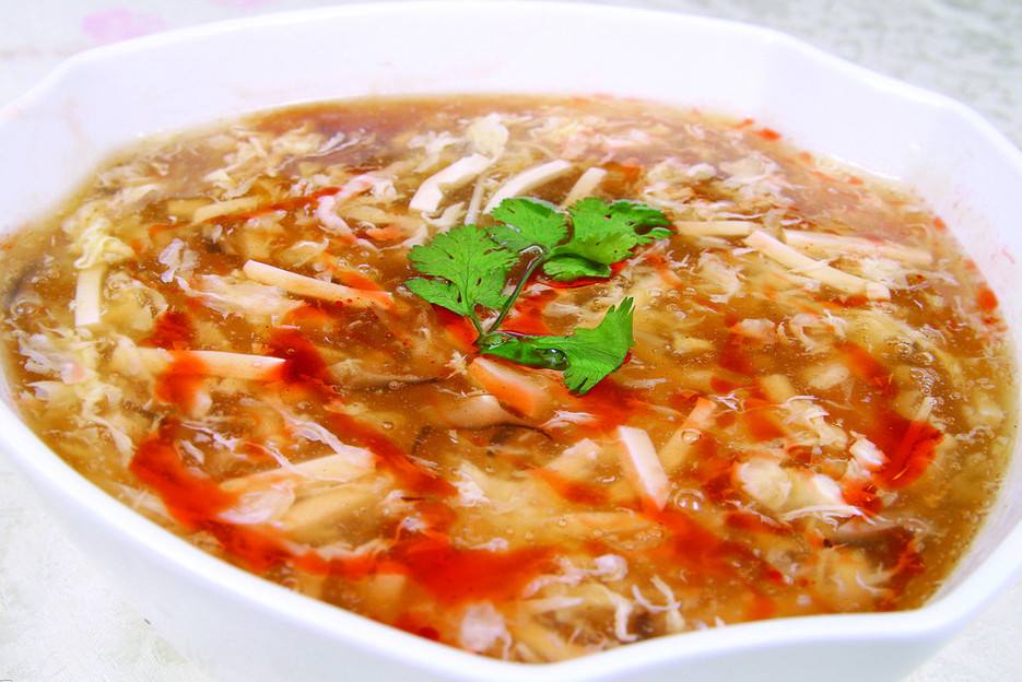 一道好吃的酸辣汤做法 制作食材黑木耳,金针菇,豆腐皮,西红柿,火腿肠