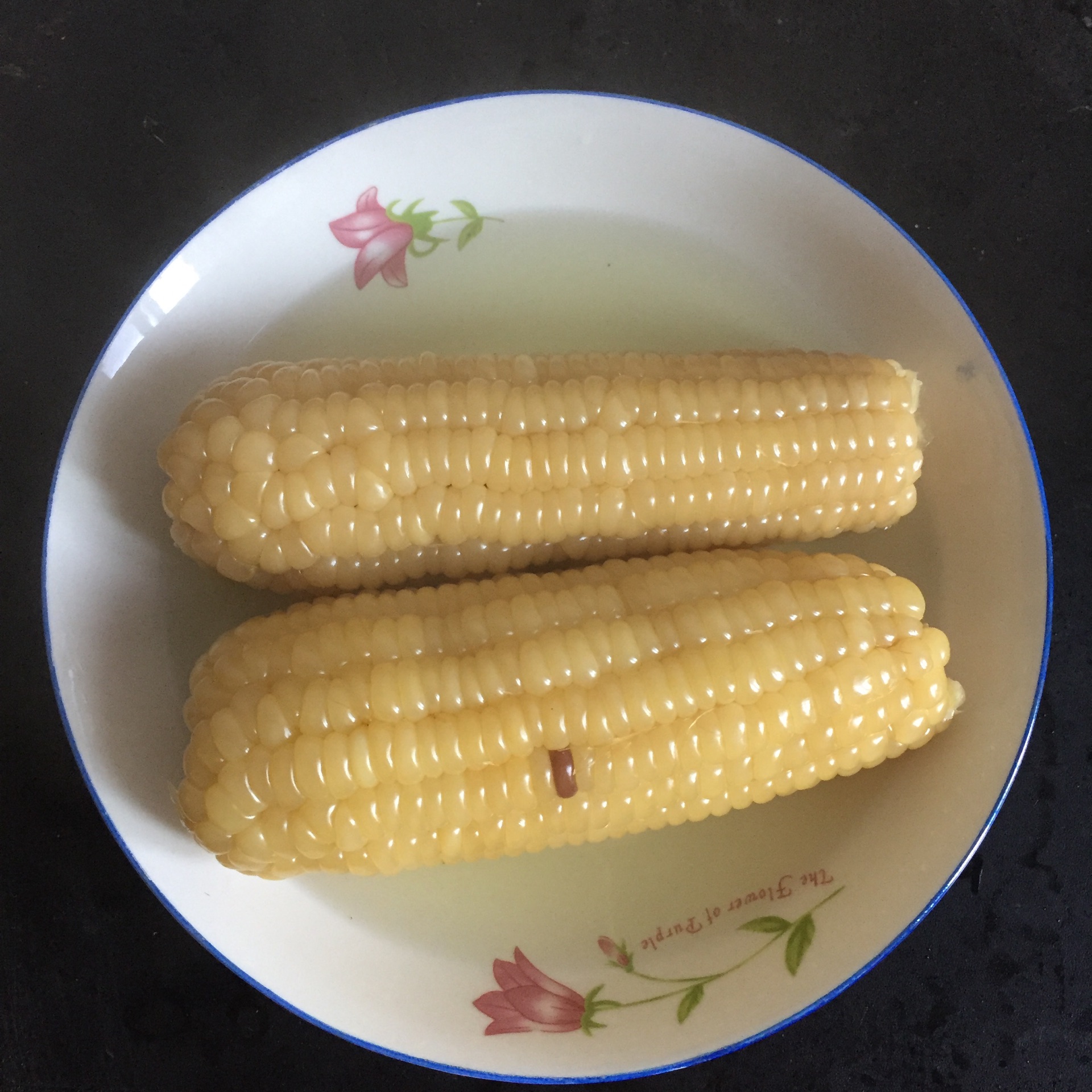 碗上有个熟玉米的图片图片