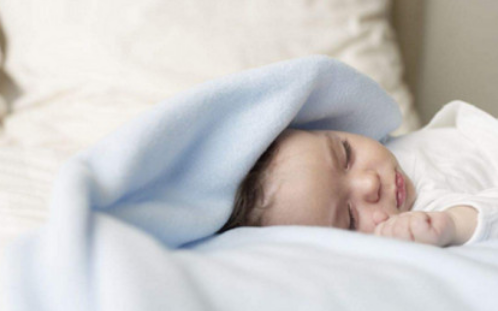 婴儿睡脑袋会影响智力吗？婴儿睡脑袋有科学依据吗？