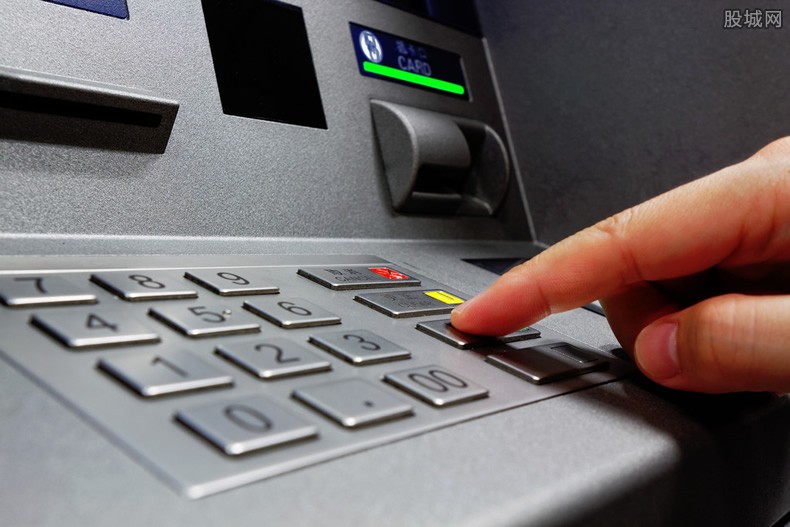 男子ATM存钱忘点确认1万元被偷（以为钱存进去了）