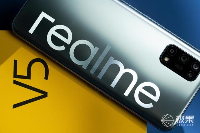 realme v5（realme V5评测：天玑720搭配5000mAh大电池，大Logo潮流凸显）
