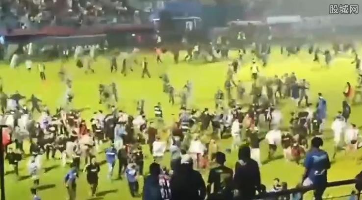 现场：印尼球赛骚乱踩踏129人死亡（看坎朱鲁汉体育场事件）