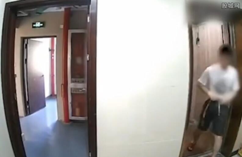 男子电梯内猥亵两女孩被抓（监控画面记录男子提裤子过程）