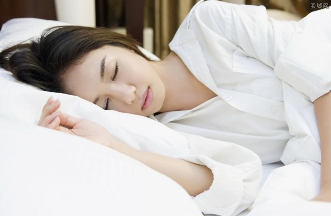 医生建议成人每天睡够7小时（熬夜容易引发健康问题）