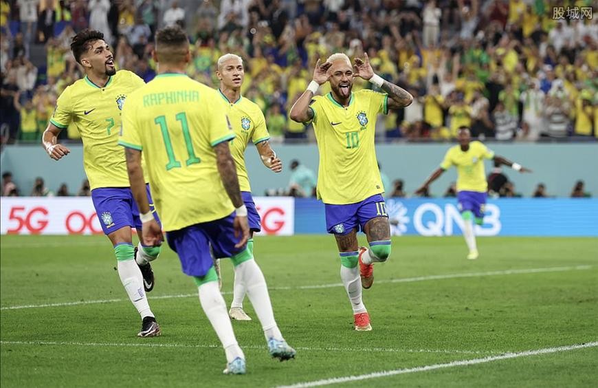 巴西队主帅和球员尬舞（上半场就打入4球主帅激动尬舞）