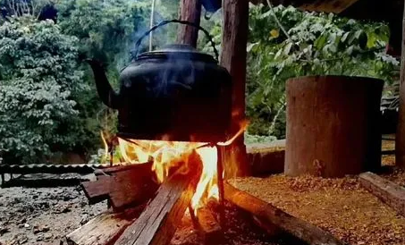 围炉煮茶是用泥炉好还是铁炉好（围炉煮茶用电还是炭）