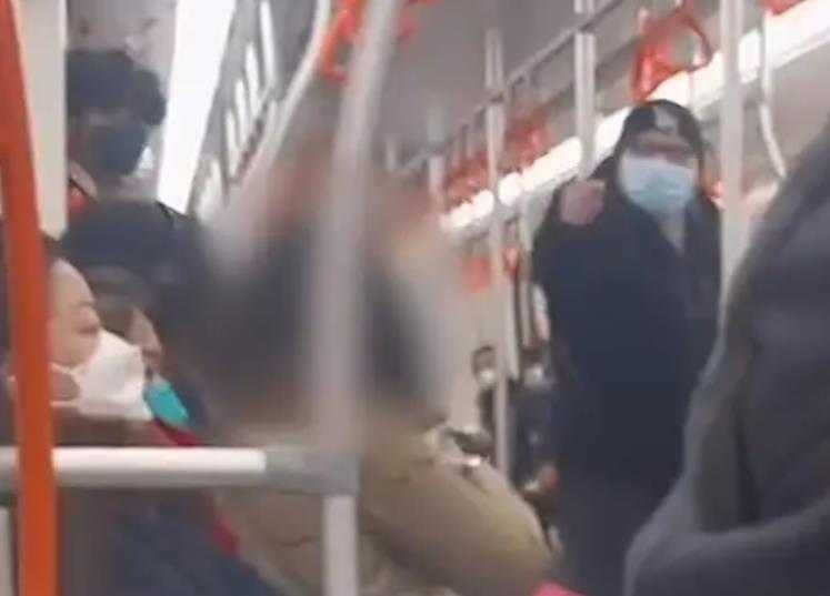 上海地铁女子挤座还歧视外地人（还辱骂其他乘客）